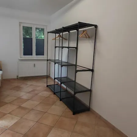Froschkoenig Neben Bahnhof In *